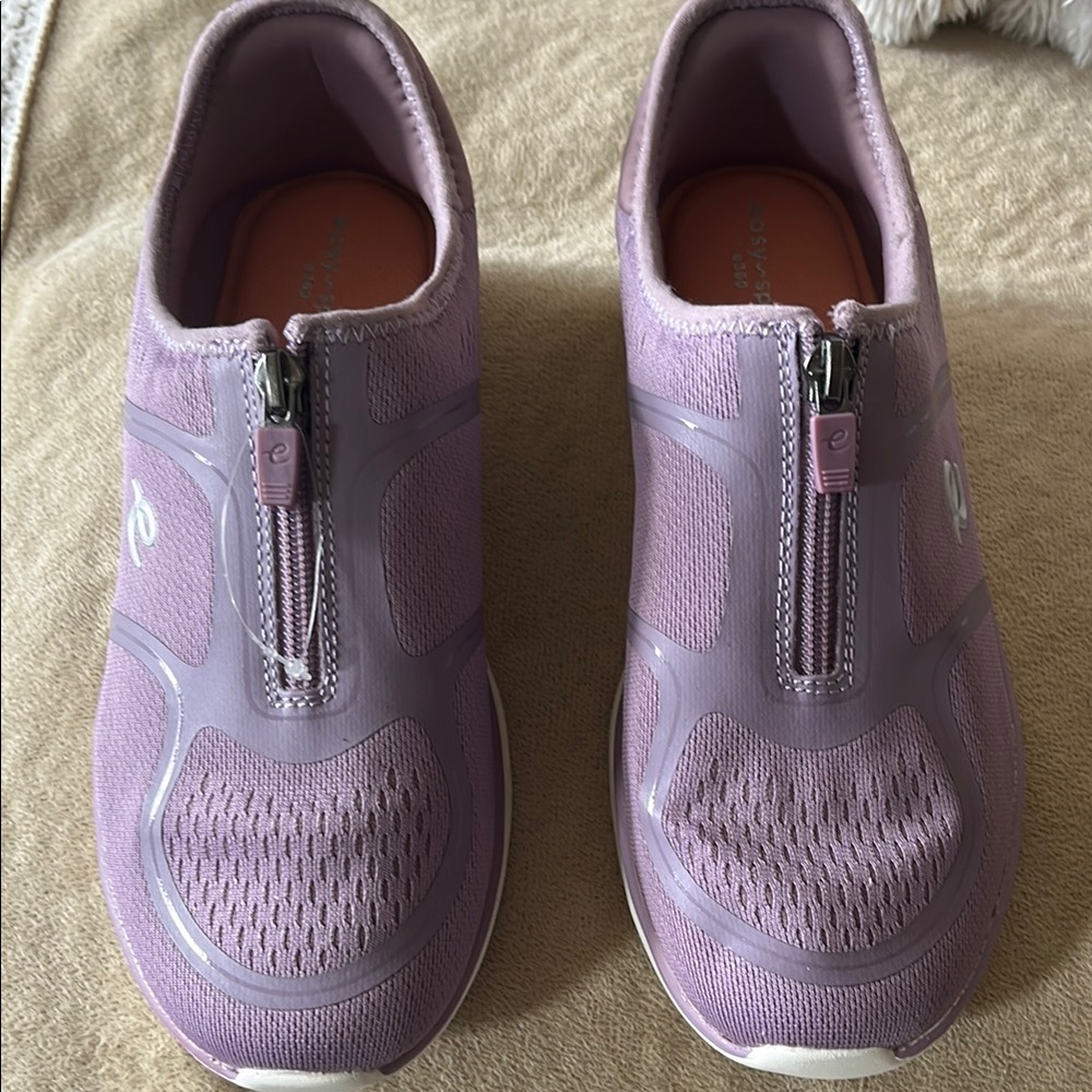 Like new, Easy Spirit front zip sneakers, cushioned rubber midsole,  slip-on!